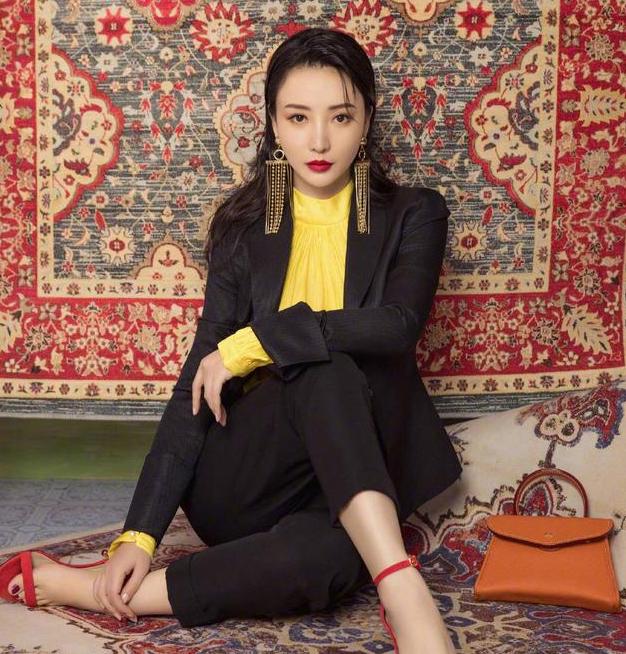 柳岩时尚美装吸睛一片,柳岩一身清爽打扮现身