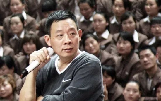 于东来欠债不敢出门的视频,商业鬼才于东来捐款5000万