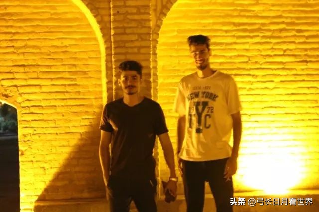 每个国家都有咸猪手，但伊朗连男生也不放过