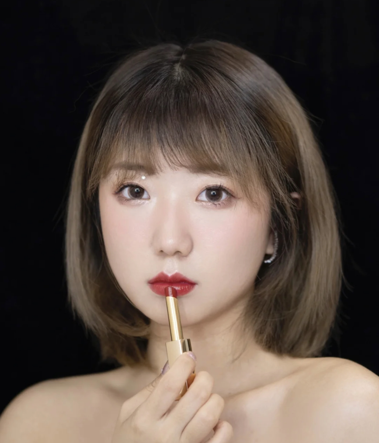 适合素颜又显白的正红色口红,最适合黄皮的10根红色系口红