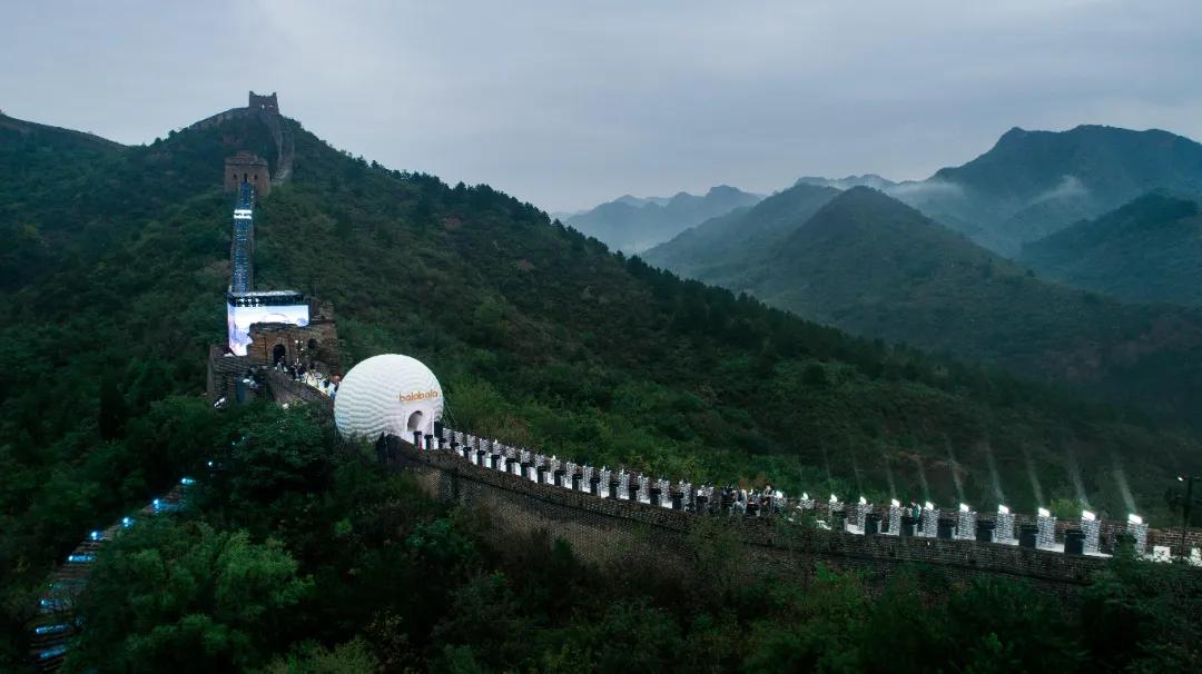 爬雄伟长城,看balabala“羽你相绒”大秀,孩子们的冬天充满想象