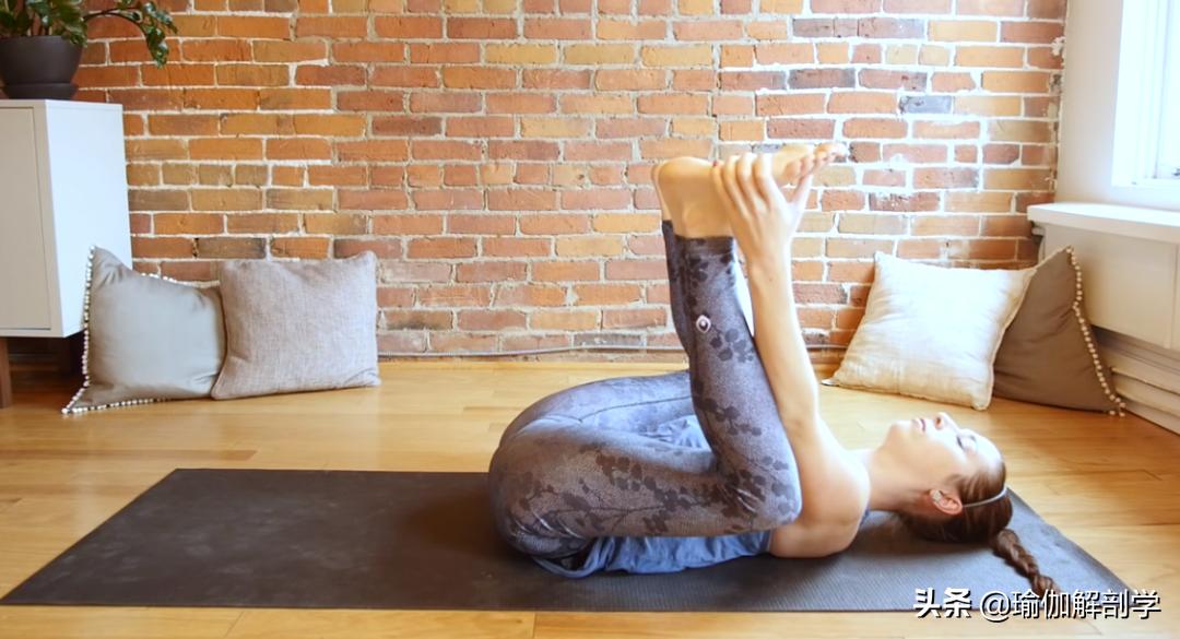 春季养肝正当时，8个体式养肝排毒，错过再等一年