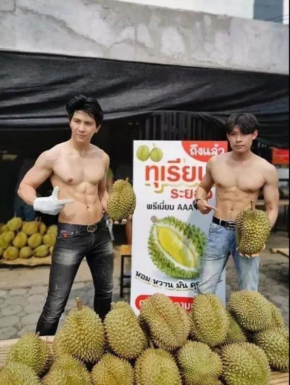 帅哥裸露卖榴莲、猩猩骑车消毒，疫情下的泰国又搞笑又心酸