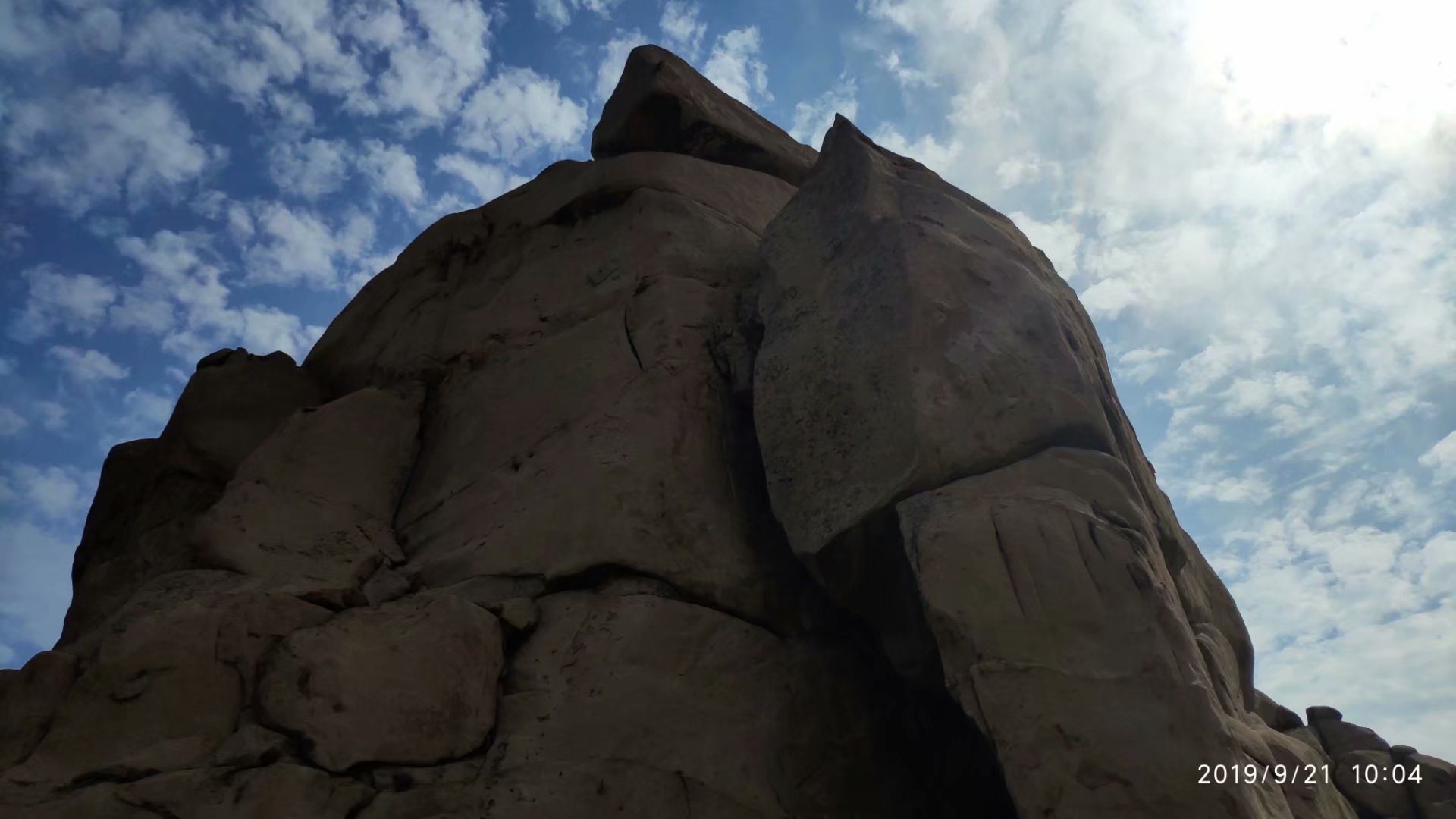 远征三晋凯旋还，飓风众人把酒欢