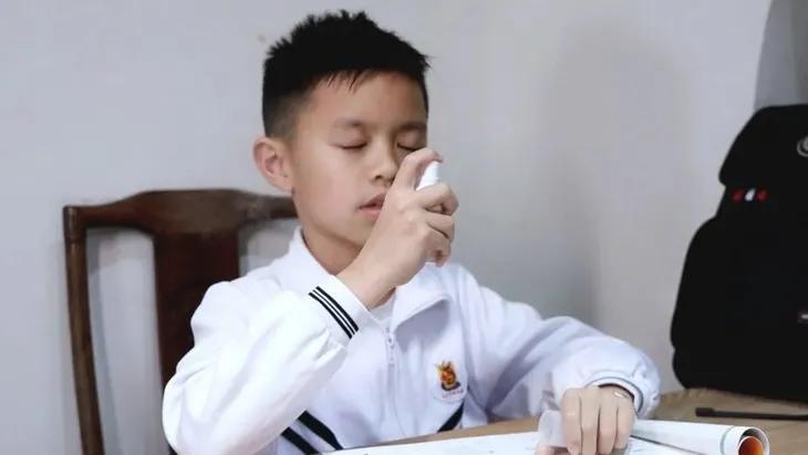 眼部保养重在“润”，用它一喷好舒服！细纹都慢慢膨了起来