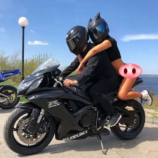 外国女人坐摩托车穿黑裙子,外国女胖子坐摩托车