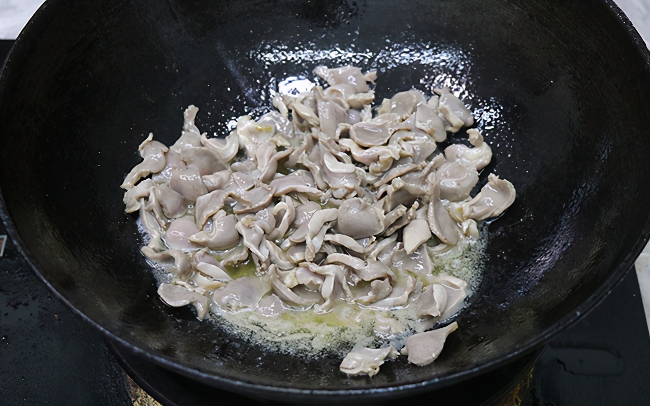 100个经典小炒菜芹菜炒鸡胗,无敌下饭菜酸辣鸡胗的做法