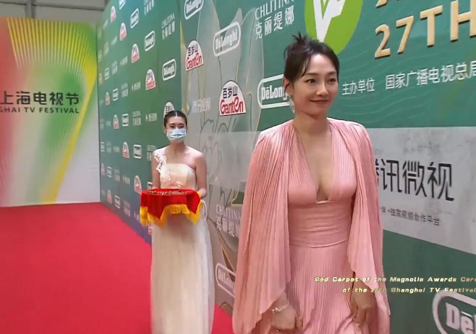 谭松韵倪妮零下4度走红毯,谭松韵吊带白纱裙争夺白玉兰视后