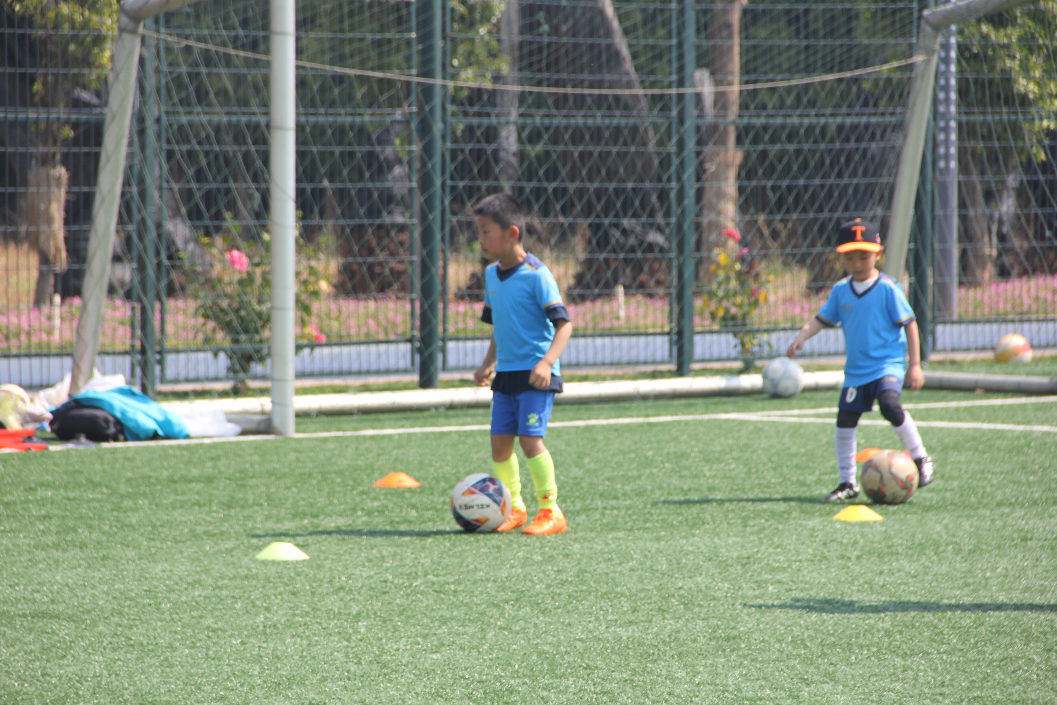 开学上学校踢球,春天到了小朋友们在草地上踢足球