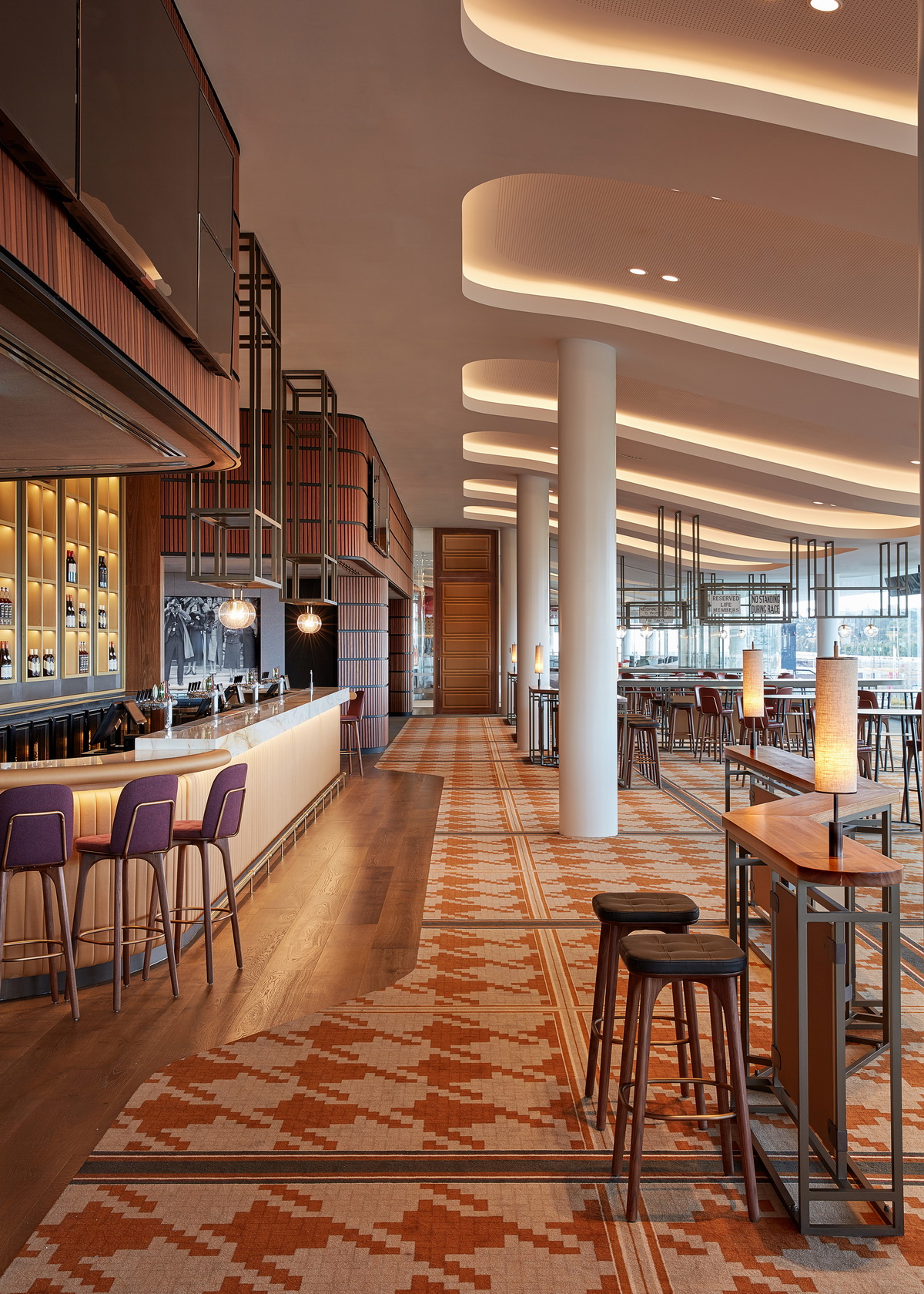 这个赛马俱乐部看台开放后,喜欢赛马的人数倍增