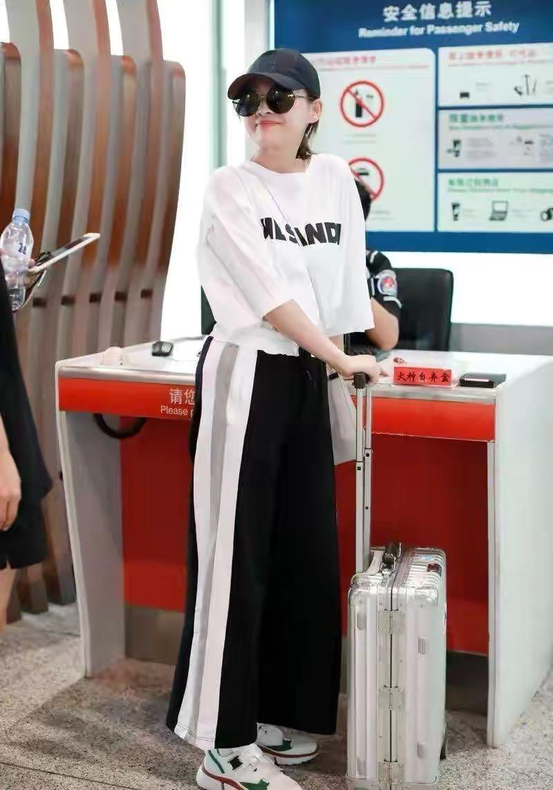 梅婷瘦下来真洋气，穿白T恤配运动裤走机场，圆墨镜减龄时髦炸了