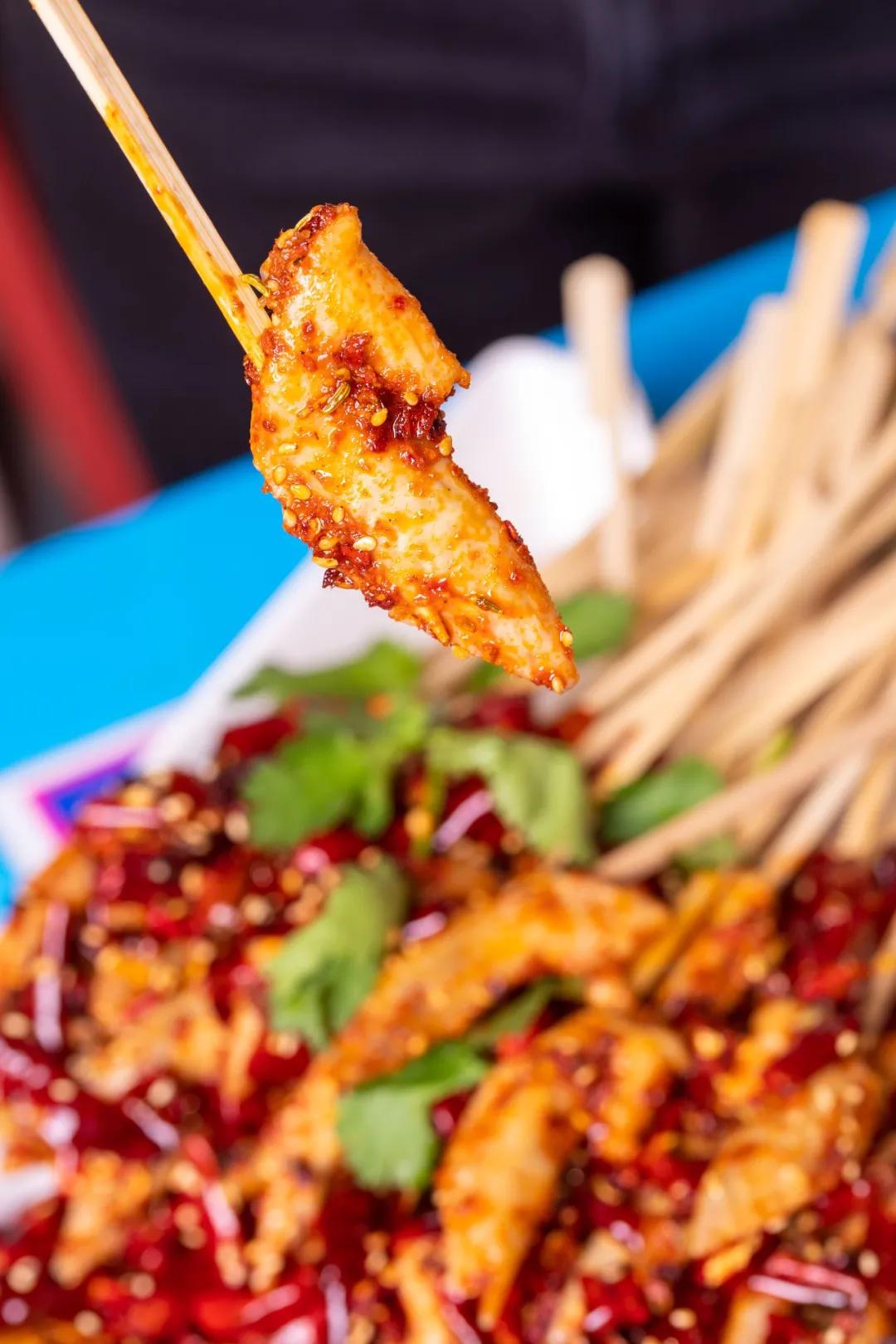 只此一家的牛腩串串火锅C位出道，19块9请你放肆开涮