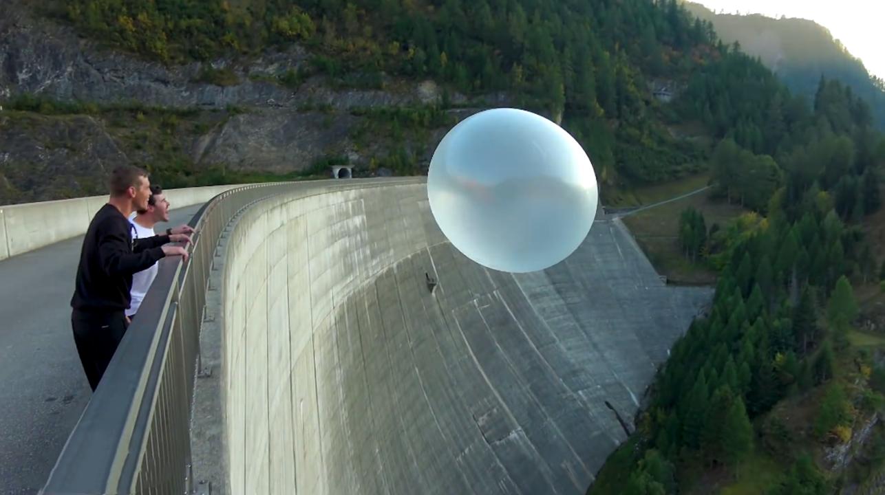 外国牛人作死实验高空抛物,老外高空趣味实验