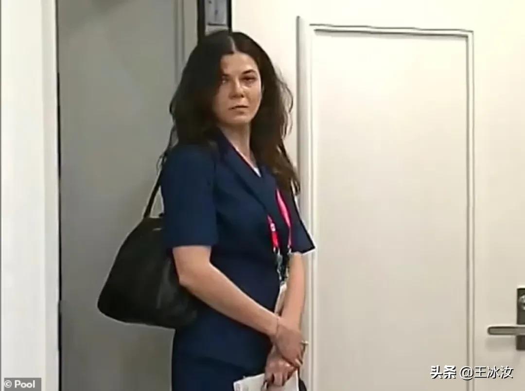 前白宫发言人新书爆料：特朗普做肠镜不打麻药，竟是怕彭斯篡权？