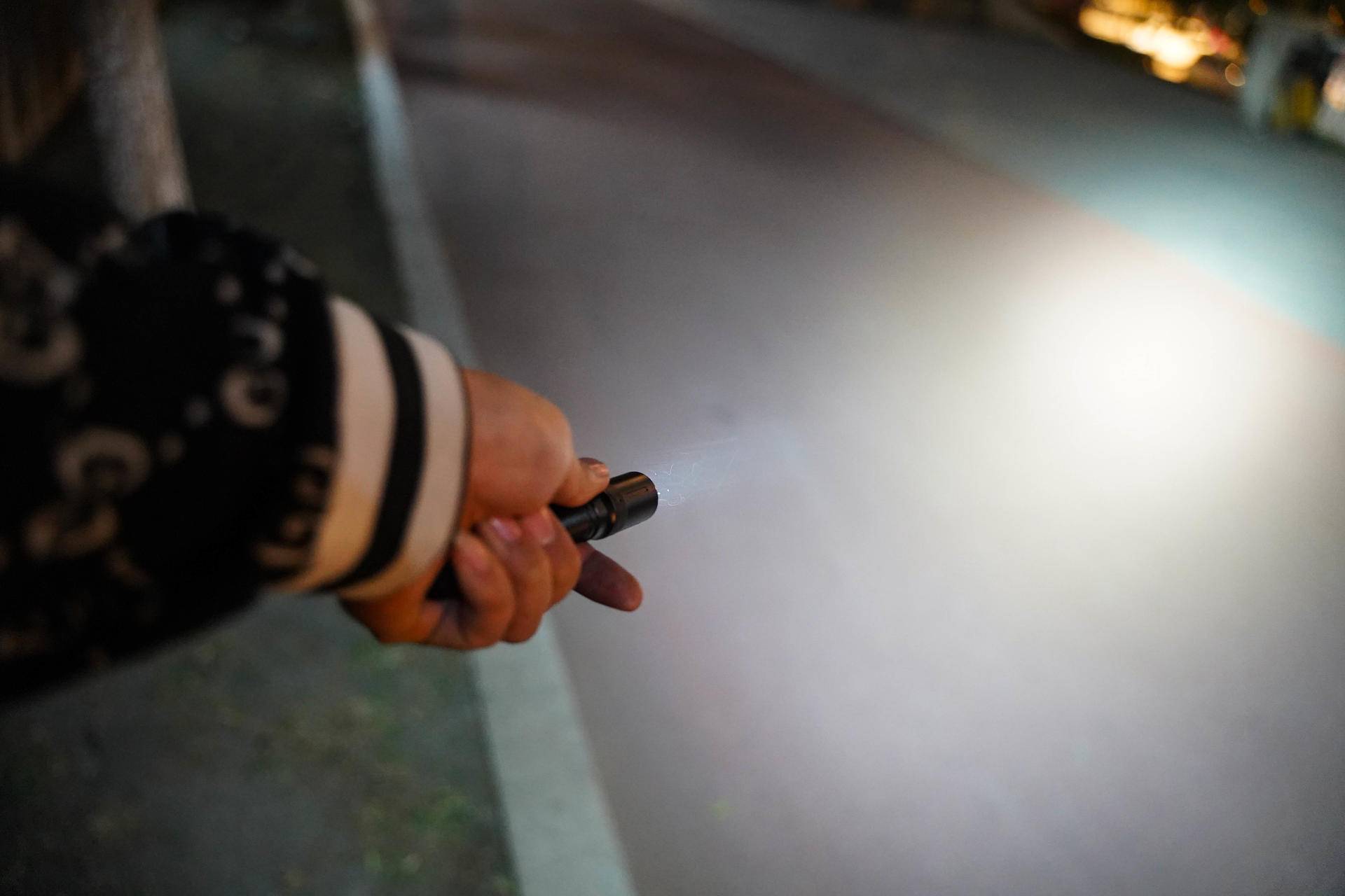 小巧便携，亮度高！体验菲尼克斯E20V2.0便携手电