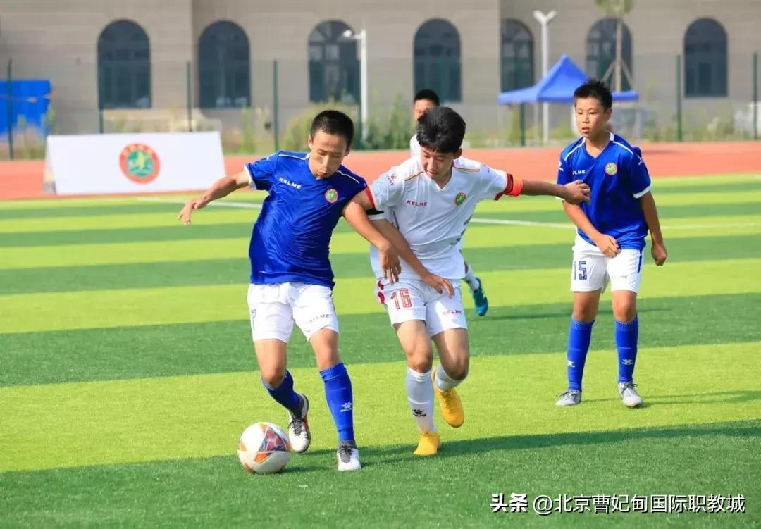 酷暑炎夏也挡不住球友打球的决心,足球绿茵场上的激情与梦想