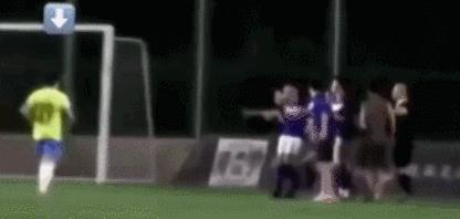 成都篮球裁判被殴打,足球球迷殴打裁判