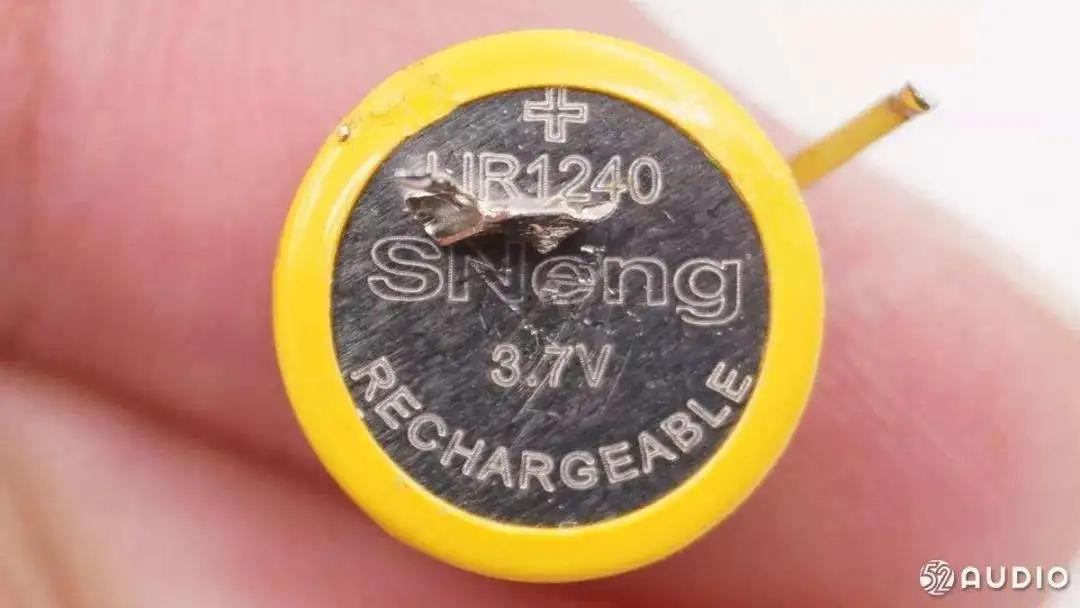 品牌争相采用,钢壳扣式电池成TWS耳机标配