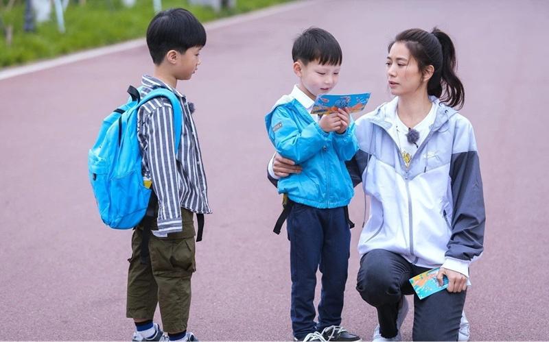 袁咏仪下了红毯穿搭,袁咏仪穿衣搭配