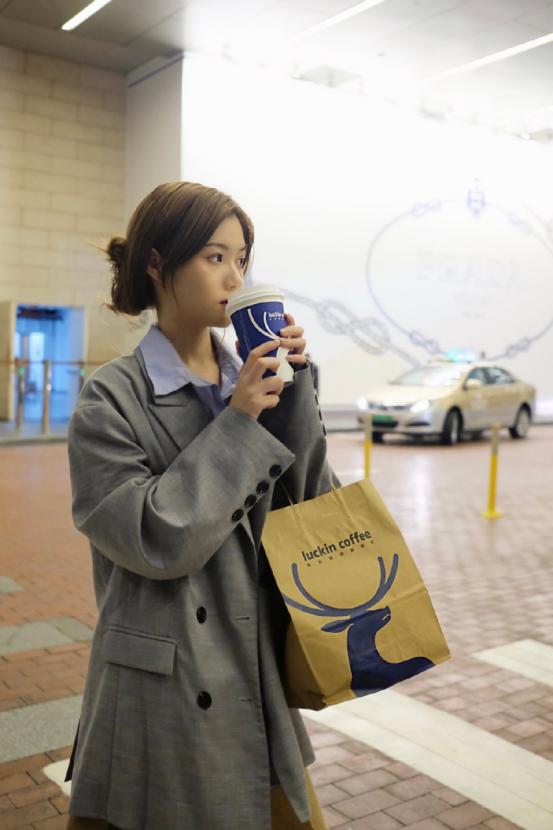 十一长假美图预备！一杯瑞幸厚乳拿铁，都市休闲风轻松get