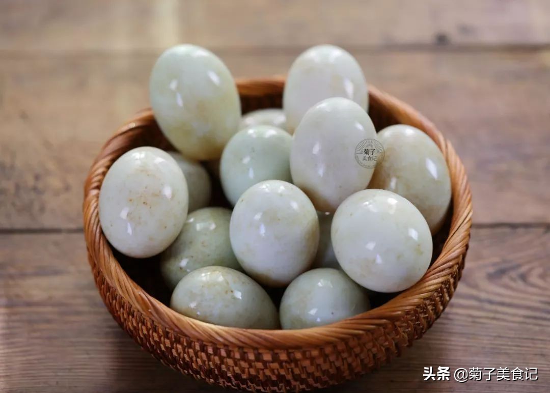 家庭版腌制咸鸭蛋的做法,家庭咸鸭蛋好吃的腌制方法