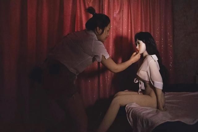 中国第一个硅胶娃娃体验馆，开在工厂区