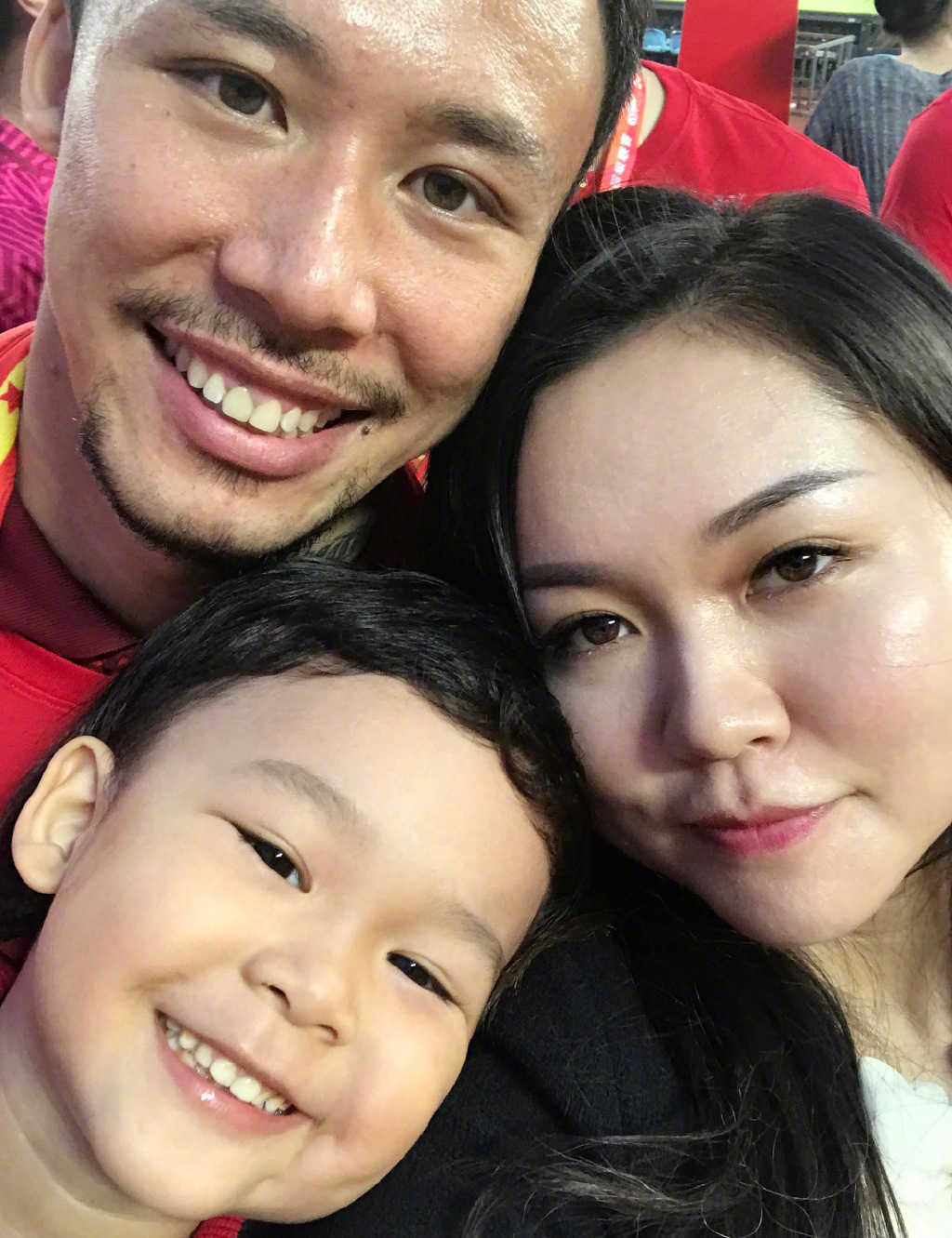 恭喜！30岁国足铁卫今喜迎第二个儿子，满头黑发超萌，娇妻是幼师