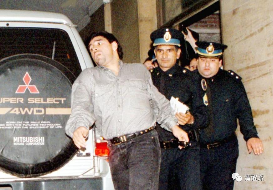 在*品毒**中陨落的马拉多纳的一生