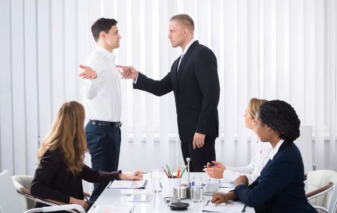 职场当中遇到太自私的同事怎么办,职场上碰到占便宜的同事怎么治他