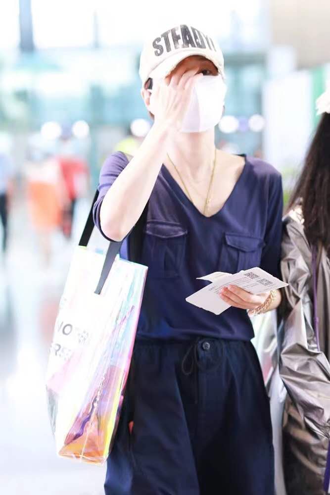 马伊琍穿小白鞋的照片,马伊琍白帽子