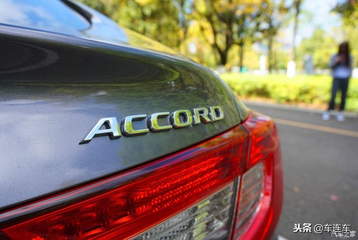 十代雅阁混动版与英诗派太空银,十代雅阁太空银还是白色好看