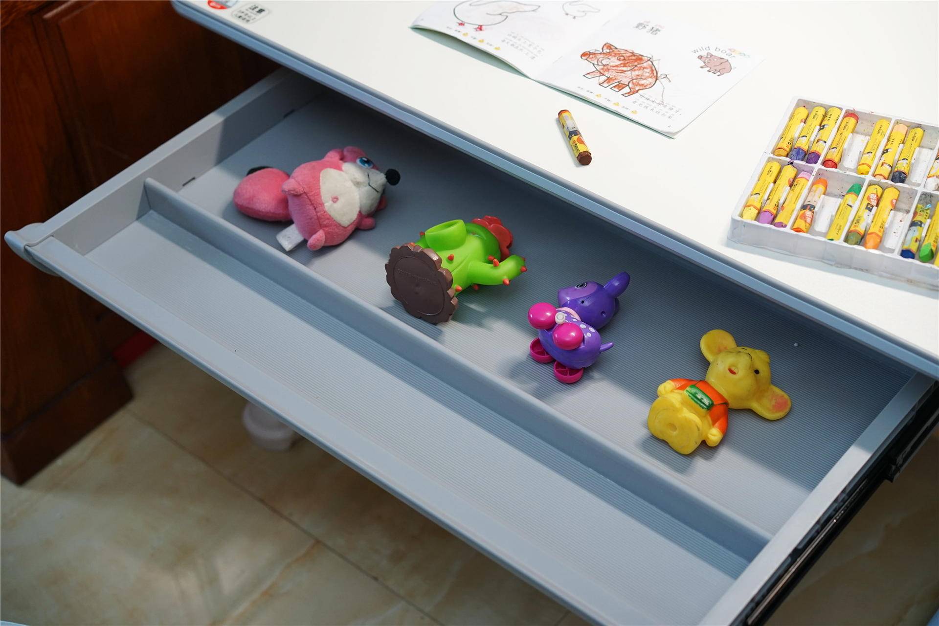 如何选购儿童书桌家用学习桌,儿童学习书桌如何选择