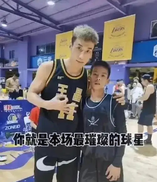 14岁独臂篮球少年现状,云浮独臂少年打篮球