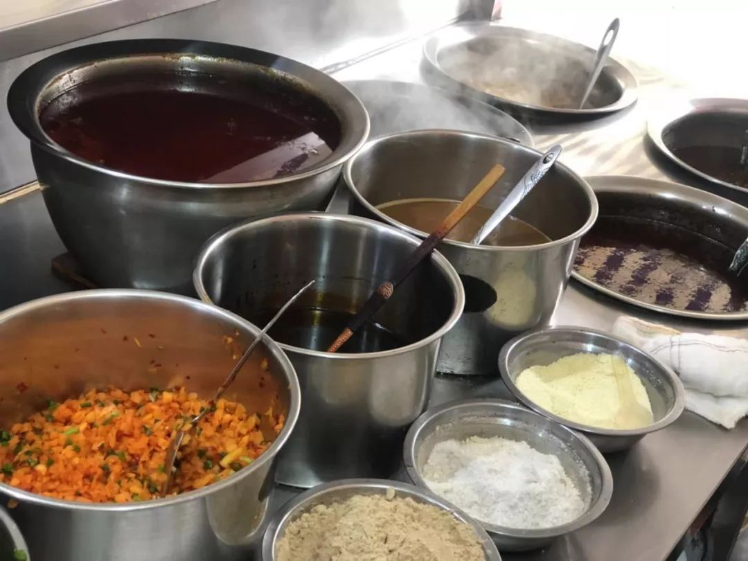 牛肉包子、热干面和豆皮，寻找传说中的武汉老武锅“三大金刚”