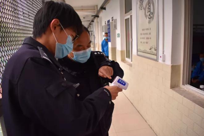 硬核小护姐表白汉警,援鄂医护表白民警