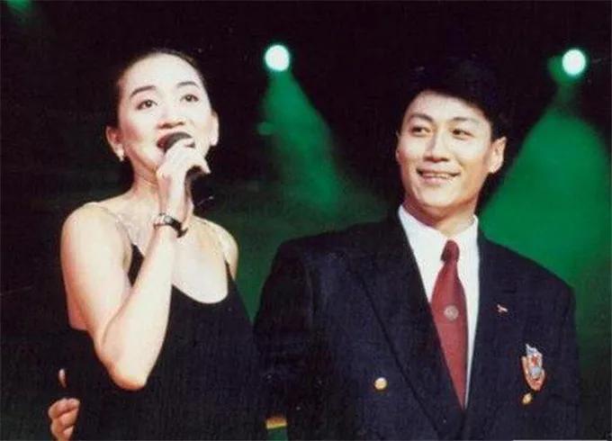 2003年怀念张国荣梅艳芳演唱会,张国荣和梅艳芳互相嫌弃的友情