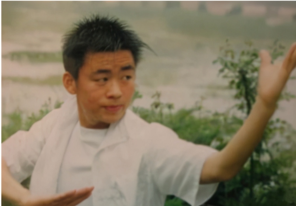 王宝强回归少林寺现场表演武功,王宝强重回少林寺练功场面