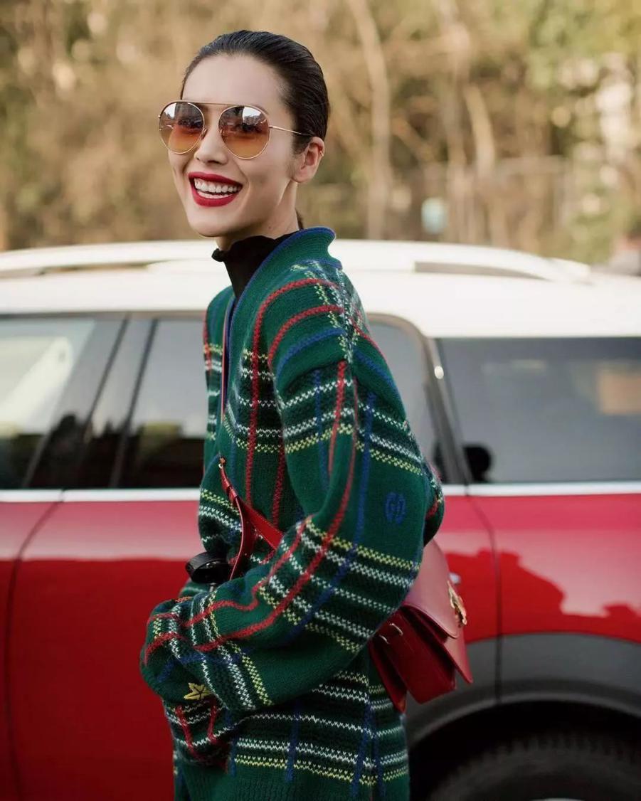 刘雯露腰针织上衣,大表姐刘雯同款巴洛克毛衫穿搭