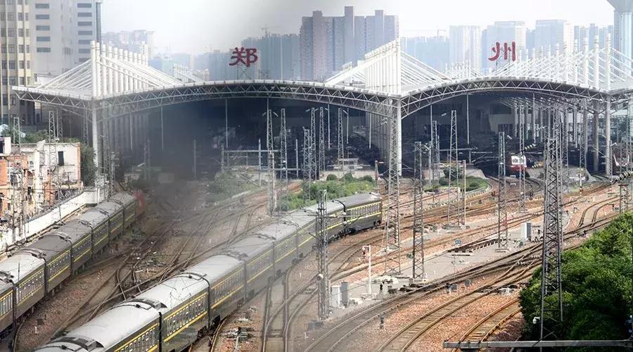 郑州的高架桥上看火车，铁龙慢游咣~咣~铛~铛