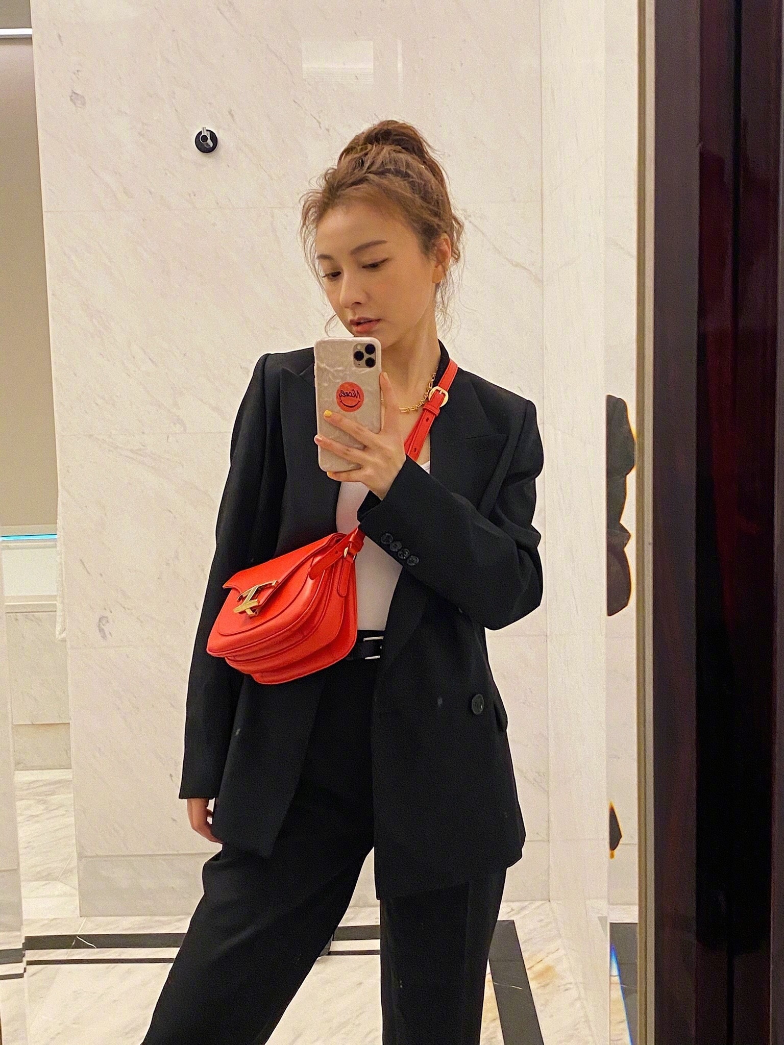 吴昕吊带露背装,吴昕穿红色中筒袜