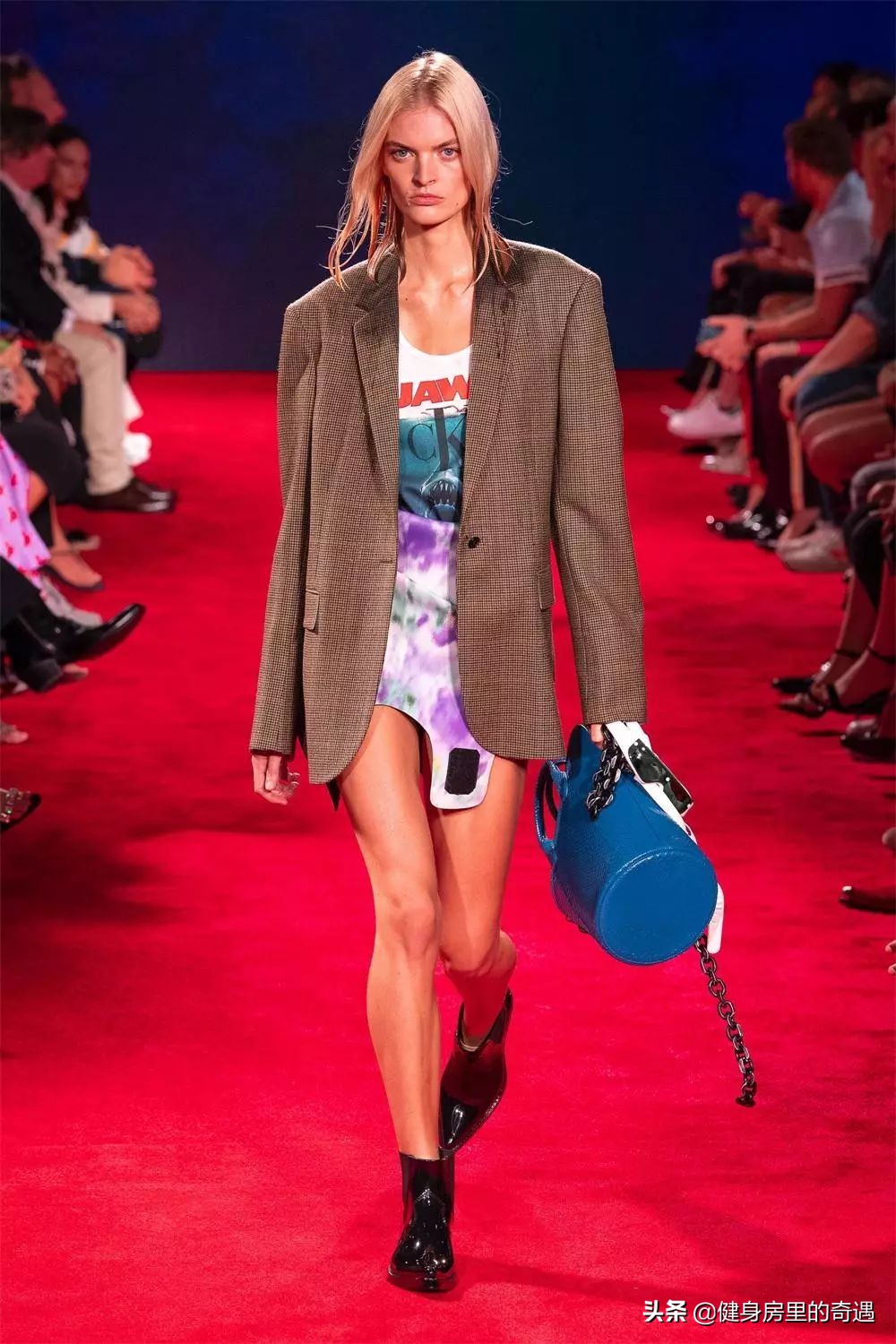 肩膀哑铃推举的正确方法,哑铃推举正确的起手方法