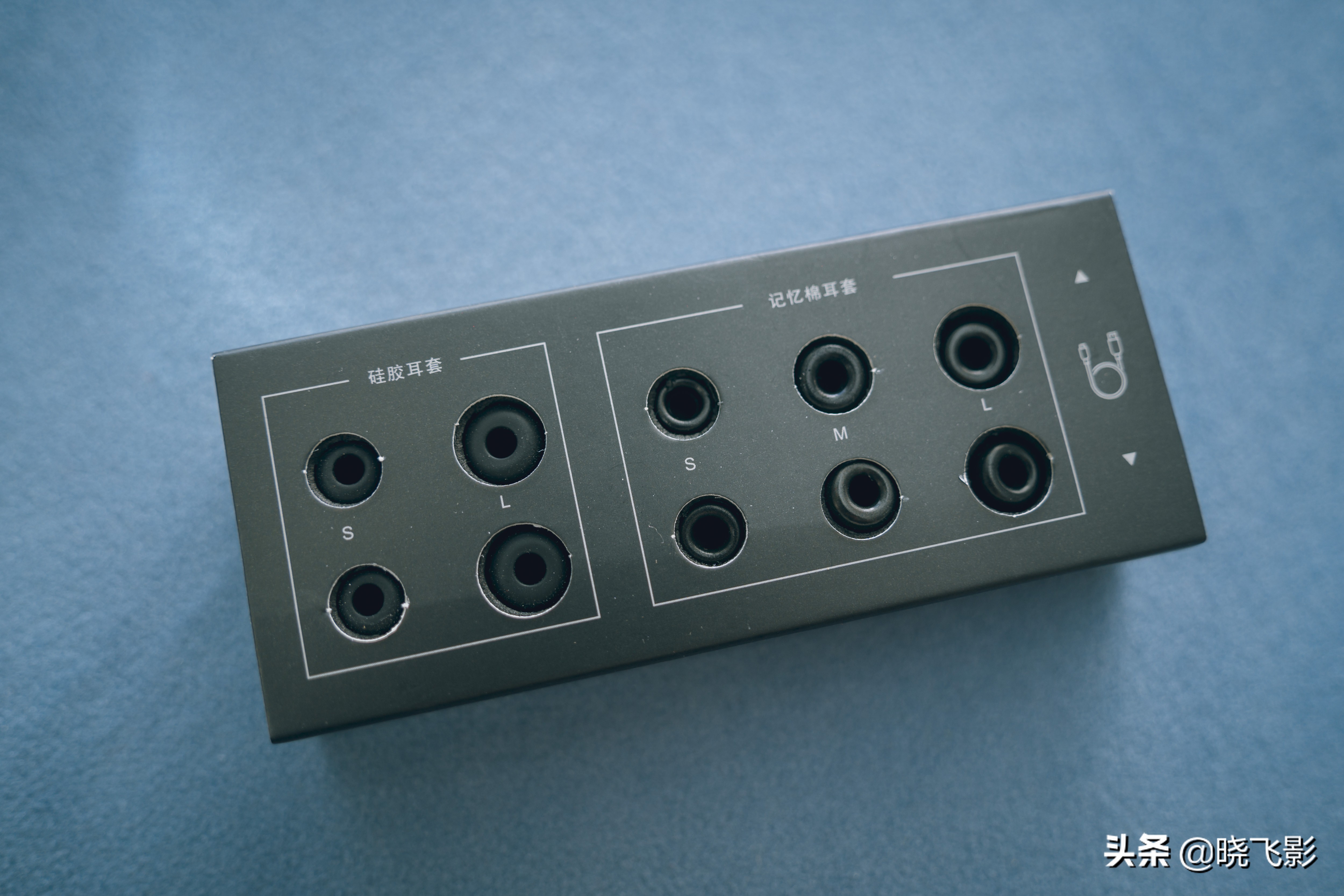 一个耳机盒有两种耳机,一个耳机盒