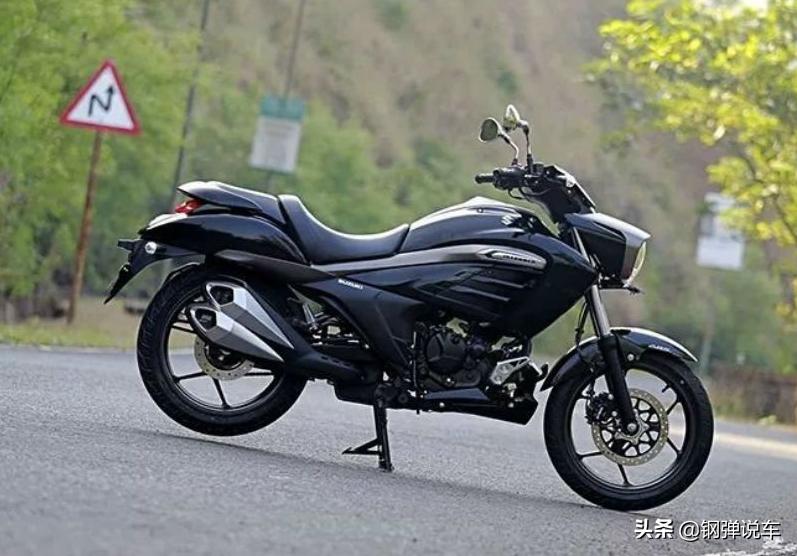 铃木150太子巡航摩托车，看起来身材魁梧，配置的动力却很小