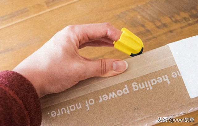 老外发明的拆快递神器，套上指套可轻易的将快递拆开，方便省事！