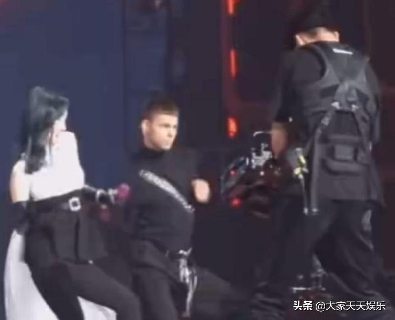 孟美岐腰肌劳损,孟美岐伴舞脖子灵活