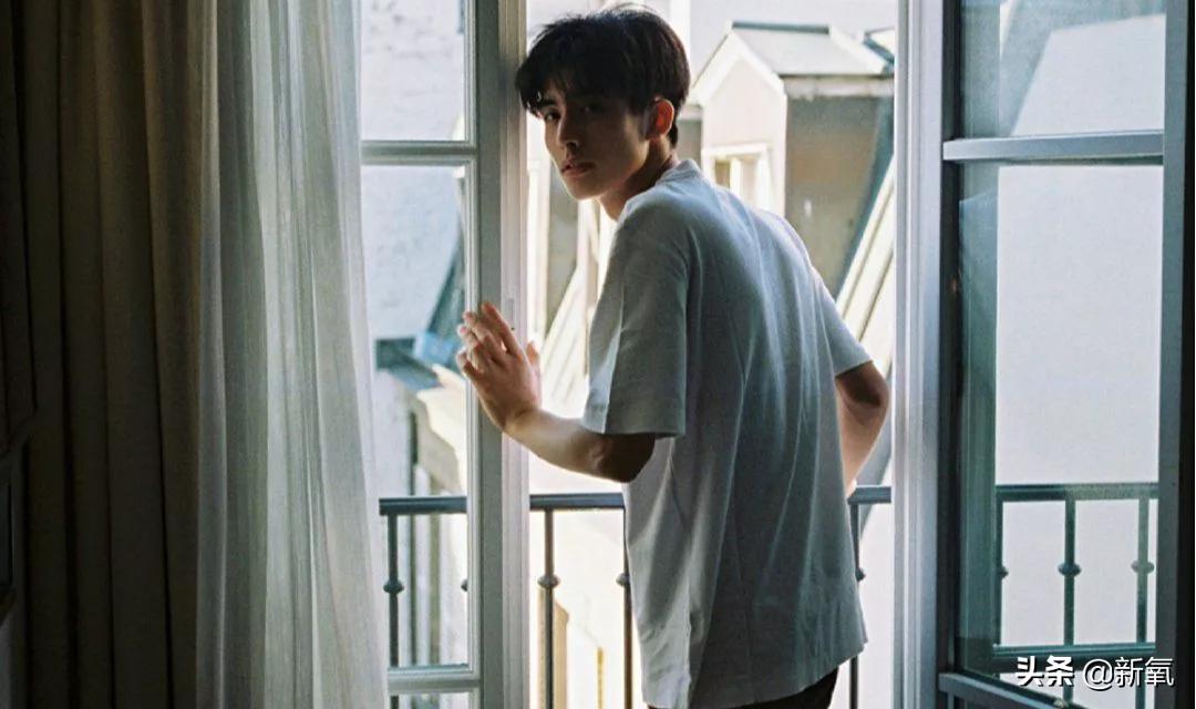 1米8大长腿，抿嘴笑爆红被吹顶级神颜，没想到竟然是照骗...