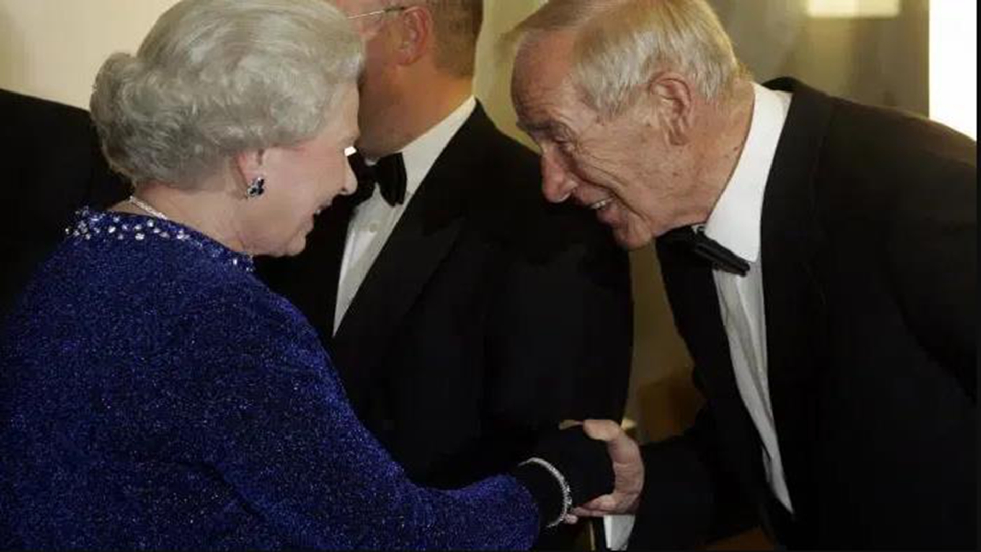 从普通纳粹伞兵,变成球场上的传奇门将,特劳特曼的别样人生