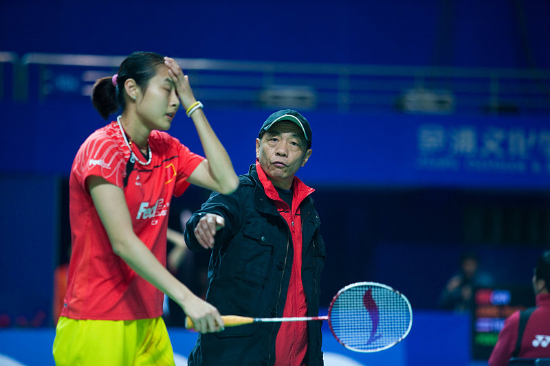 羽毛球手臂外旋还是内旋,内旋和外旋示意图羽毛球