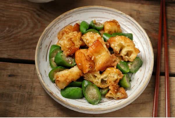 油条怎么炒好吃又松软,腊肉炒油条的家常做法