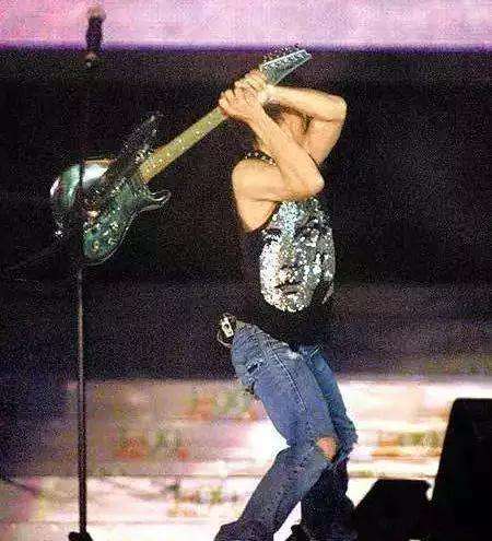 40岁的谢霆锋近况,谢霆锋身价100亿吗